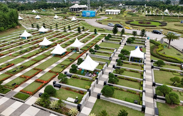 Peziarah sedang melakukan ziarah. Foto: Dokumentasi Al Azhar Memorial Garden
