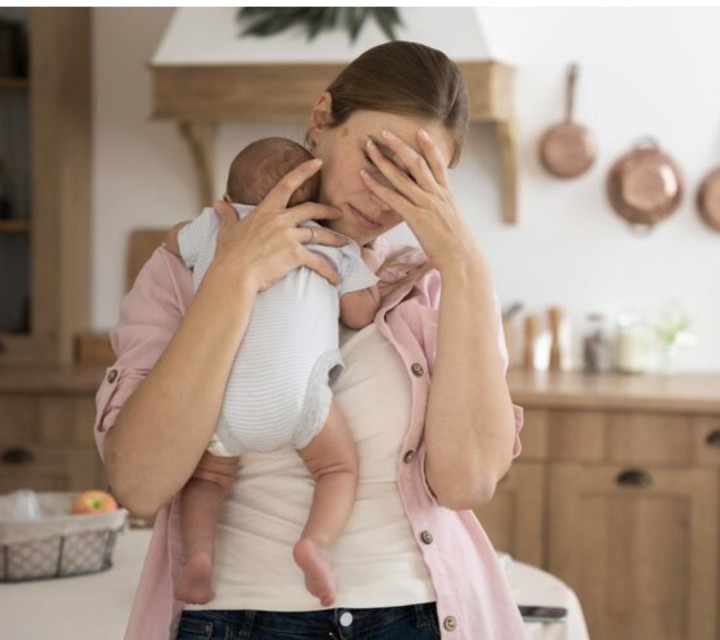 Moms Wajib Tahu! Ini 5 Hal Penyebab Muntah pada Bayi