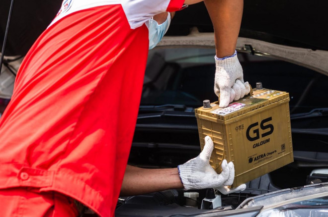 Mengganti aki mobil listrik tak semudah aki mobil biasa. AOP