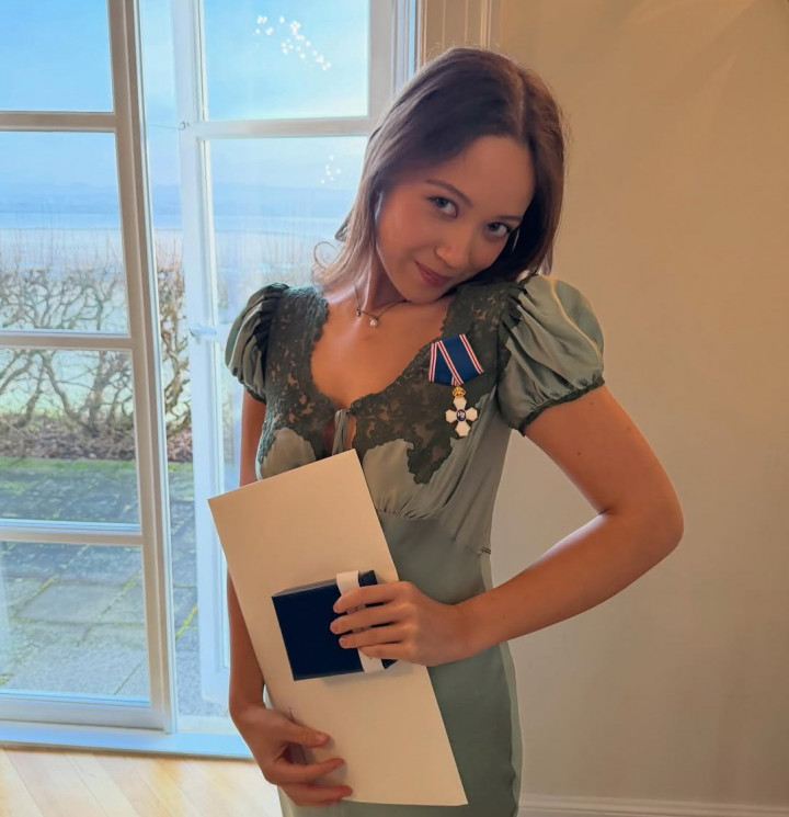 Penyanyi Laufey Dianugerahi Gelar Tertinggi oleh Presiden Islandia