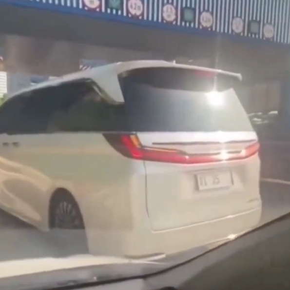 Viral Mobil Lexus Berpelat RI 25 Serobot Antrean, Ini Kata Polisi