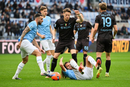 Berlangsung Panas dengan Tiga Kartu Merah, Napoli Bungkam Lazio di Olimpico