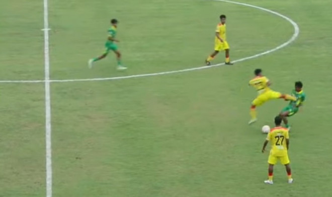 Pemain Putra Jaya, Muhammad Hilmi menekel dada pemain Perseta Pasuruan, Firman Nugraha (tangkapan layar YouTube PSSI Jawa Timur)