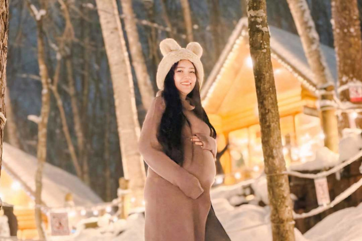 Via Vallen Bagikan Kabar Kehamilan Kedua, Pamer Foto di Tengah Salju