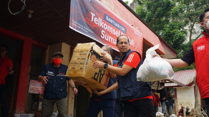 Telkomsel Salurkan Bantuan CSR Logistik untuk Masyarakat Terdampak Banjir di Aceh Utara