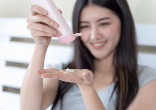 Menggunakan sunscreen dengan SPF tinggi seperti SPF 50 menjadi langkah penting untuk melindungi diri. Ilustrasi Freepik