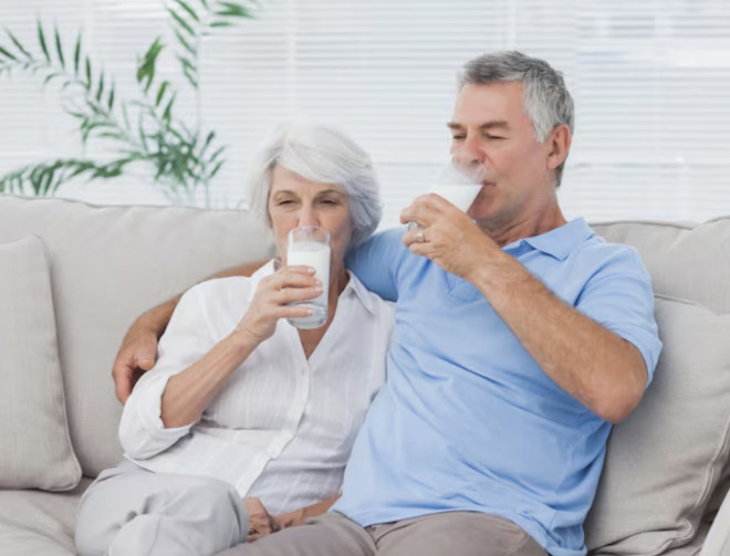 Susu untuk lansia umumnya memiliki kandungan nutrisi lengkap yang dapat memenuhi gizi harian. Ilustrasi Freepik