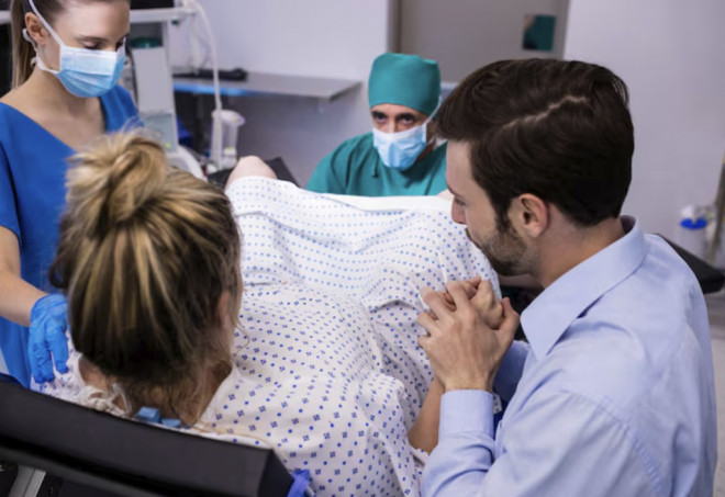 Prosedur ini tidak diperlukan untuk mempercepat persalinan dan dapat meningkatkan risiko infeksi. Ilustrasi Freepik