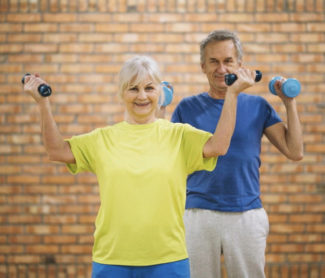 Pentingnya membangun kebiasaan yang tepat sejak usia 50-an agar seseorang tetap mandiri, kuat, dan aktif hingga usia 70–80 tahun. Ilustrasi Freepik