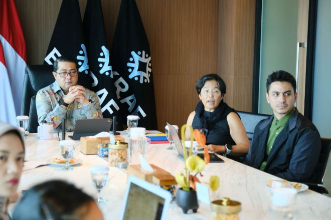 Menteri Ekraf Teuku Riefky saat menerima audiensi Chairwoman JFW, Svida Alisjahbana, di Kantor Kementerian Ekraf. Dok. Kementerian Ekraf