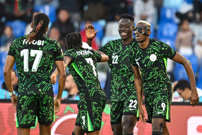 Pemain timnas Nigeria merayakan kemenangan atas Aljazair (AFP/Paul Ellis)