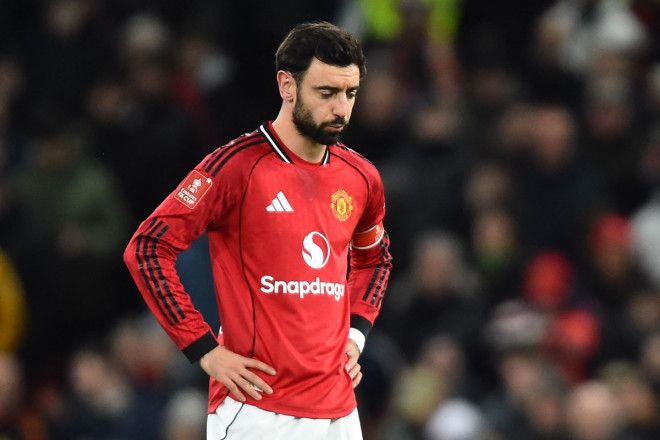 Ekspresi Bruno Fernandes setelah Manchester United kalah dari Brighton & Hove Albion. (Foto: PETER POWELL / AFP)