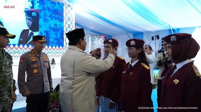 Presiden Prabowo Subianto menyapa siswa Sekolah Rakyat yang berpidato dengan bahasa asing. DOK YouTube Sekretariat Presiden