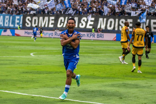 Selebrasi ice cold Beckham Putra usai bobol gawang Persija. foto: antara