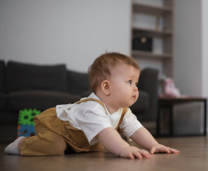 Tanda-tanda Moms Harus Segera Konsultasi dengan Dokter Jika Bayi Belum Bisa Duduk