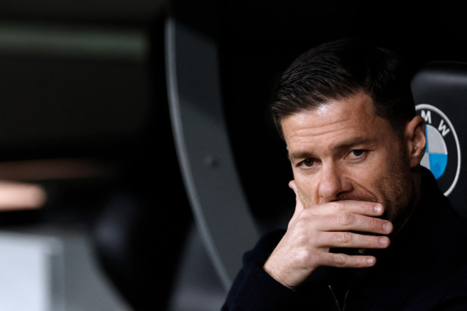 Ekspresi pelatih Xabi Alonso saat mengawal Real Madrid vs Sevilla di Stadion Santiago Bernabeu, Sabtu (20/12/2025). (OSCAR DEL POZO / AFP)