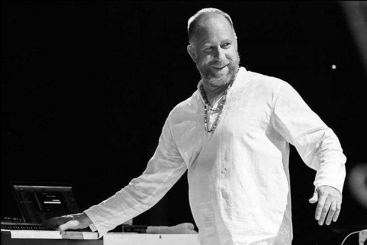 Iseng Beli Saham Apple Waktu Masih Murah, Kibordis Faith No More Kini Kantongi Rp118 Miliar