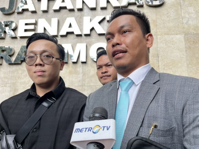 Pelapor Timothy Ronald, Younger, bersama pengacara, Jajang (Foto: Metro TV/Siti Yona)