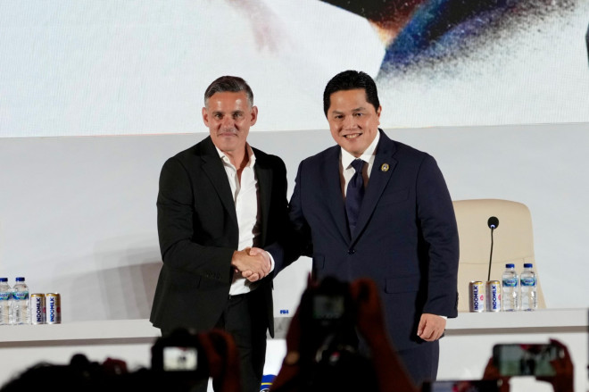 Kebersamaan pelatih anyar timnas Indonesia John Herdman dengan ketum PSSI Erick Thohir. (Foto: Dok. PSSI)