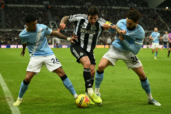 Suasana laga Newcastle United vs Manchester City di putaran pertama Premier League 2025/2026. (Foto: OLI SCARFF / AFP)