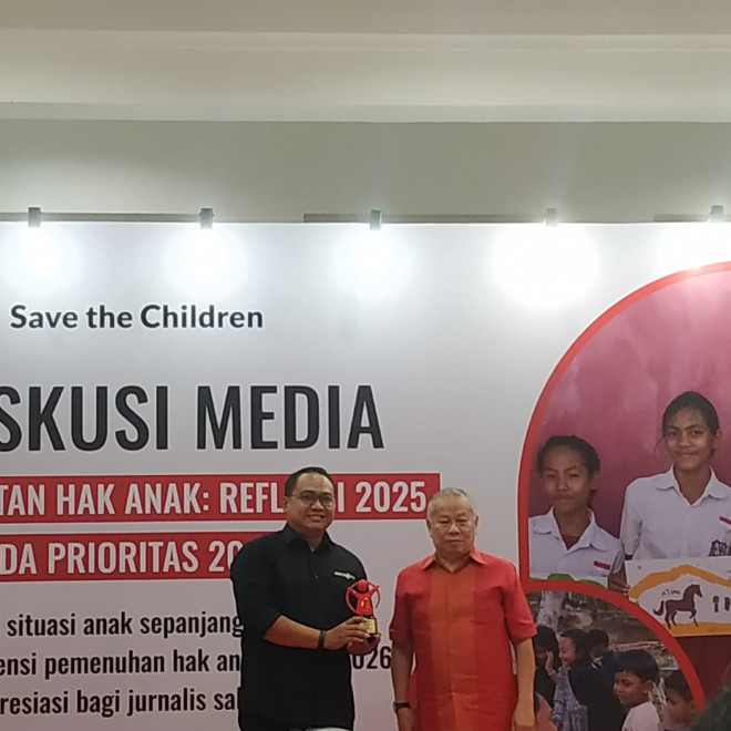 Head of Media Academy, Prihadi Adhie saat menerima pengharagaan Jurnalis Sahabat Anak dari Save the Children yang diberikan Ketua Dewan Pembina Yayasan Save the Children Indonesia Daniel Rembeth (Foto: Medcom/Syahrul Ramadhan)