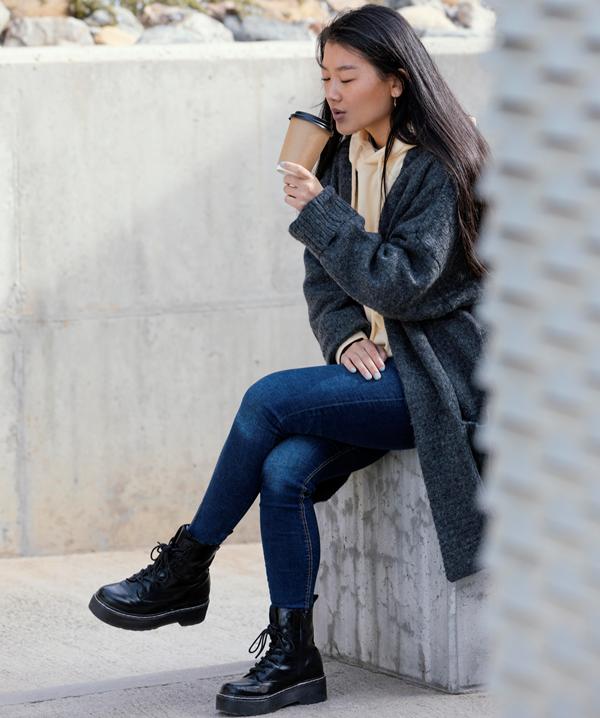 5 Merek Sepatu Lokal Wanita yang Enggak Kalah Sama Docmart!