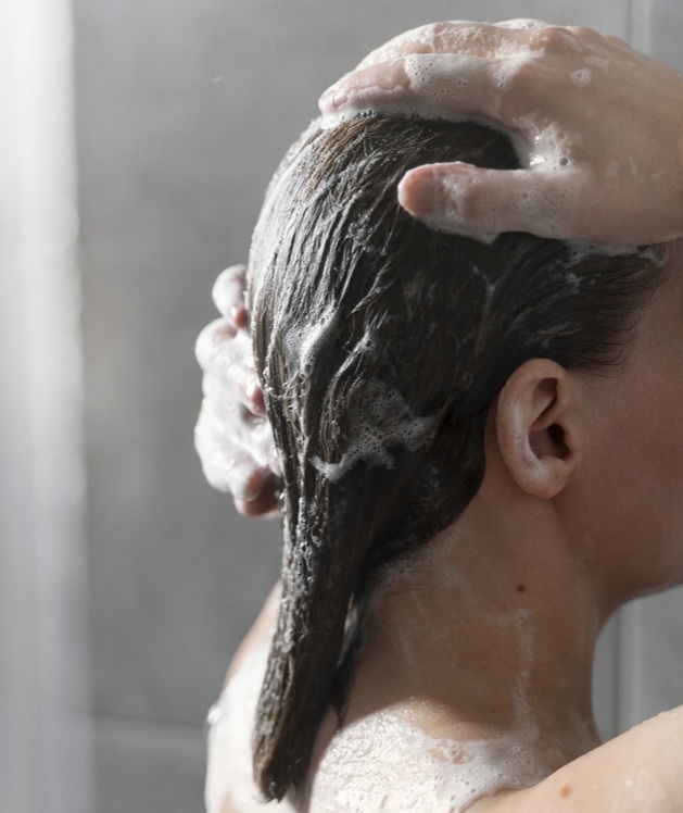 Sampo non SLS menggunakan bahan alami yang membersihkan tanpa mengganggu keseimbangan alami kulit. Ilustrasi Freepik