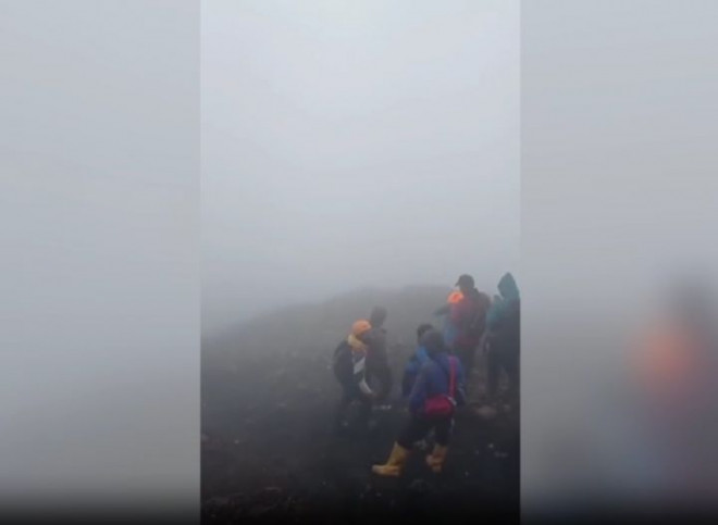 Proses evakuasi jenazah Syafiq Ali, 18, warga Kota Magelang yang hilang kontak selama 17 hari, ditemukan dalam kondisi meninggal dunia pada Rabu, 14 Januari 2026