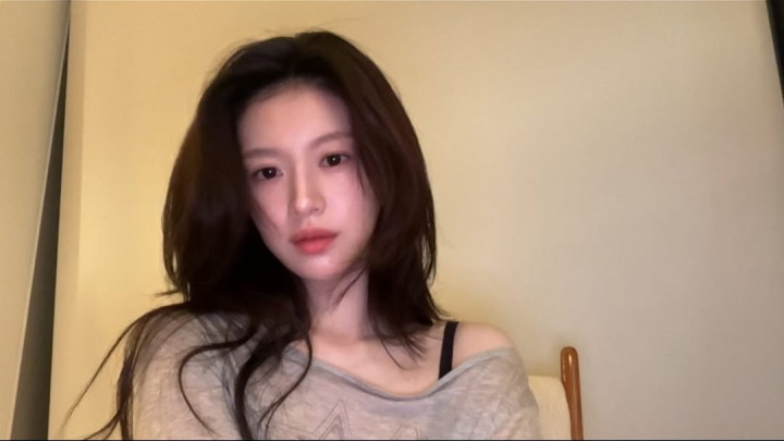 Go Youn-jung dan Kim Seon-ho Tiba di Jakarta, Antusias Dikasih Batik