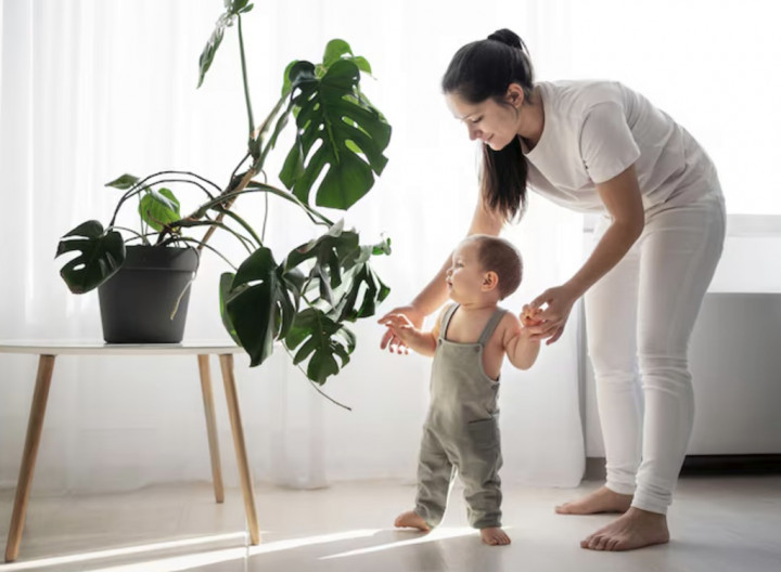 Begini 4 Cara Membantu Bayi Belajar Berdiri