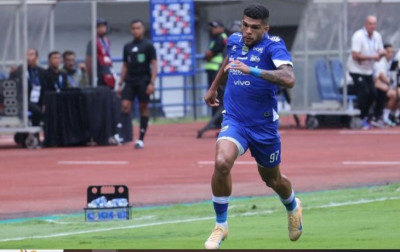 GELANDANG PERSIB BERGUINHO MANFAATKAN LIBUR KOMPETISI DENGAN LIBURAN BERSAMA KELUARGA