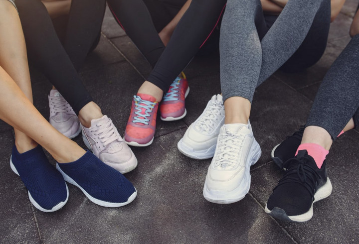 Di tengah banyaknya pilihan sepatu gym wanita di pasaran, menemukan yang pas memang bisa menjadi tantangan. Ilustrasi Freepik