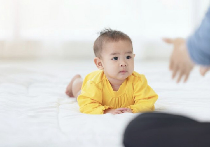 Moms Wajib Tahu! Ini Adalah Waktu Kapan Bayi Mulai Berguling