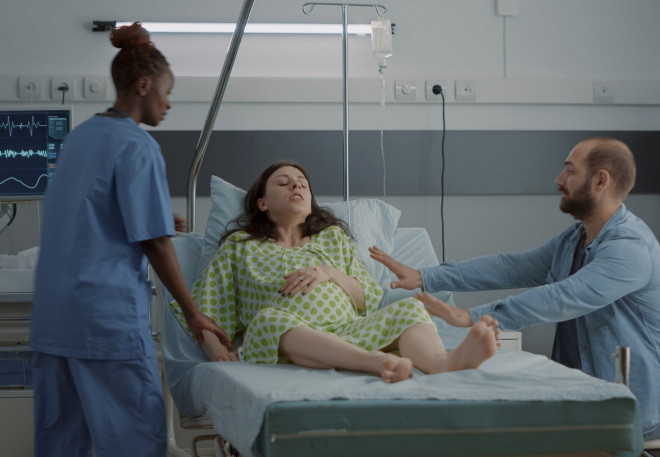 Shoulder dystocia atau distosia bahu tidak terlalu umum. Kondisi ini terjadi pada 0,2 hingga 3% kehamilan. Ilustrasi Freepik