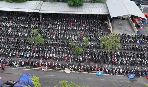 Ratusan barang bukti kendaraan hasil ranmor yang siap dikembalikan kepada pemiliknya lewat bazar ranmor (Foto dok. Instagram surabayapolice1.official)