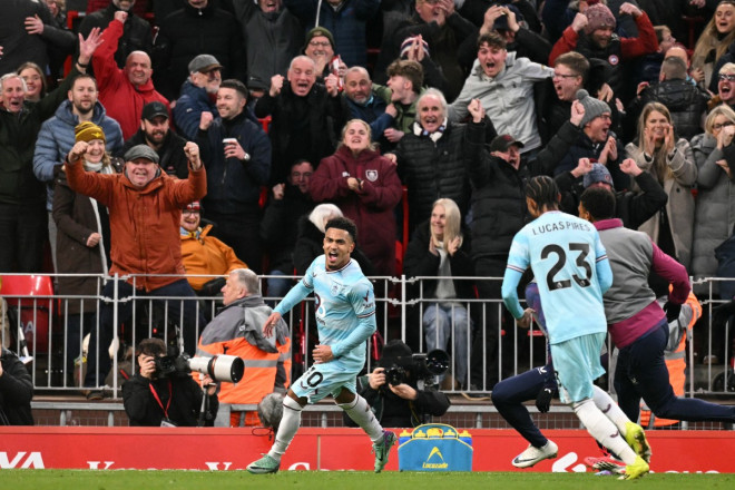 Penyerang Burnley, Marcus Edwards, merayakan golnya ke gawang Liverpool (AFP/Oli Scarff)