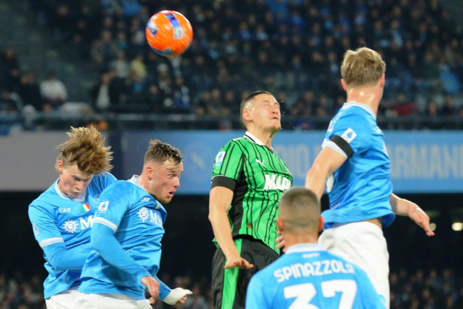 Aksi Jay Idzes di tengah kepungan pemain Napoli-Foto Carlo Nermann-AFP