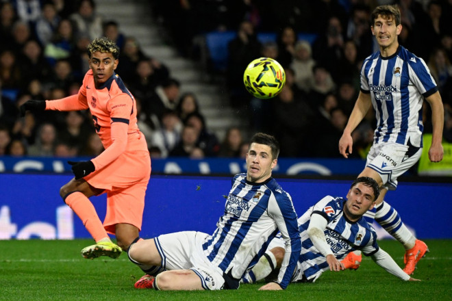 Suasana laga Real Sociedad vs Barcelona. (Foto: ANDER GILLENEA / AFP)