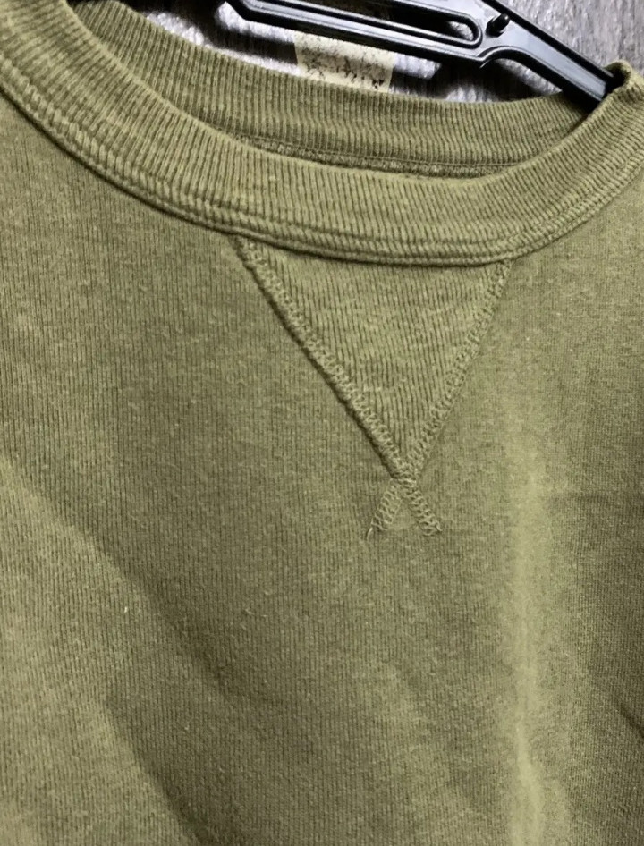 Kenapa Ada Jahitan Segitiga di Kerah Sweatshirt? Ternyata Begini Penjelasannya