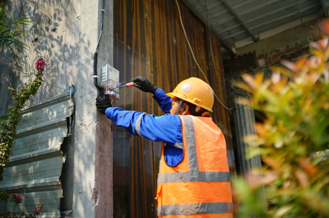 Ilustrasi petugas PLN tengah menyambungkan listrik ke rumah pelanggan. Foto: PLN
