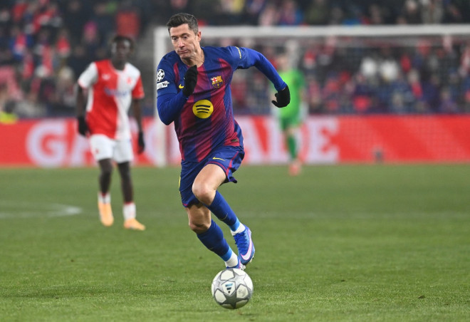 Aksi Robert Lewandowski saat membantu Barcelona menghadapi Slavia Praha pada laga lanjutan Liga Champions 2025/2026 di Republik Ceko. (Foto: Michal Cizek / AFP)