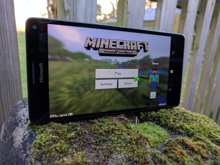 Lebih Seru Main Minecraft di HP atau PC? Ini Perbedaannya