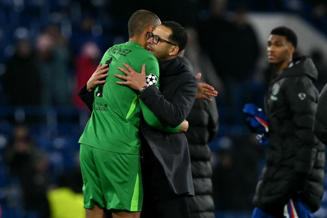 Pelatih Liam Rosenior dan kiper Robert Sanchez merayakan kemenangan Chelsea atas Pafos. (Foto: Glyn KIRK / AFP) 