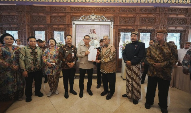 Penyerahan SK oleh Menteri Kebudayaan Fadli Zon kepada Tedjowulan. DOK Kemenbud