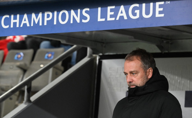 Pelatih Barcelona Hansi Flick bereaksi di pinggir lapangan saat Pedri harus ditarik keluar akibat cedera. (MICHAL CIZEK / AFP)