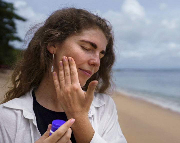 5 Sunscreen Tone Up SPF 50 untuk Usia 40-an Under Rp100 Ribuan