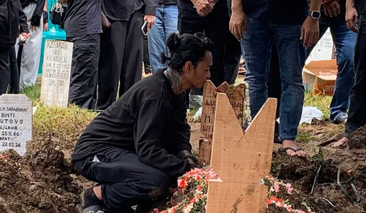 Tangis Kehilangan Reza Arap di Pemakaman: Kenapa Semua Tinggalin Gue?