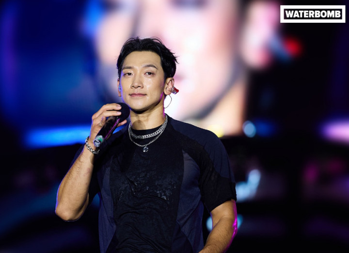 Rain Minta Maaf Usai Tegur Fans Tuli yang Tak Menari di Konser