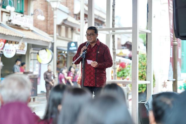 Menekraf Teuku Riefky Harsya hadiri pembukaan Galeri Budaya Tionghoa Indonesia di kawasan Pantjoran PIK. (Foto: Dok. Birkom Kemenekraf)