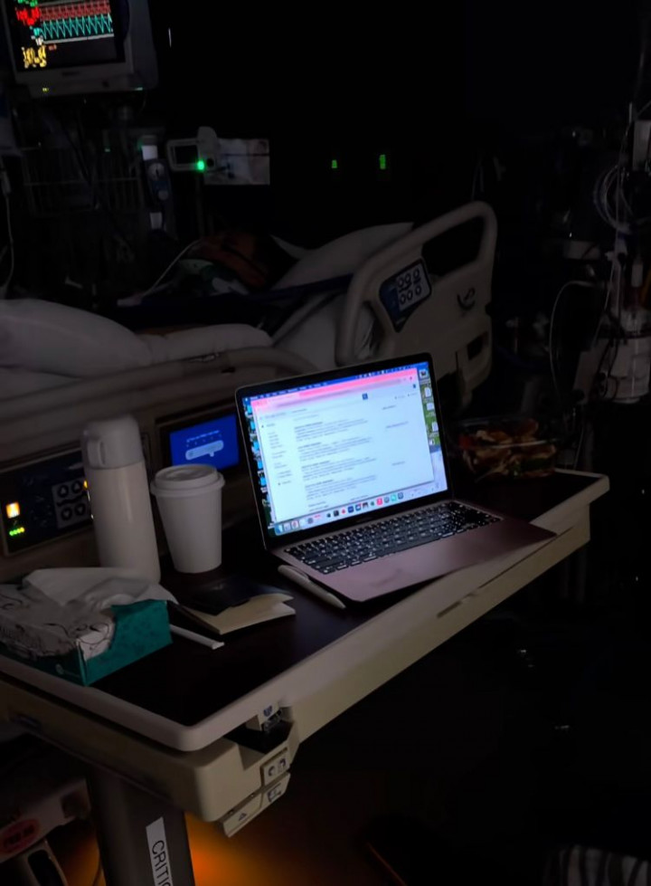 Sambil Nungguin Suami di Rumah Sakit, Wamen Stella Kerja hingga Cek Paper